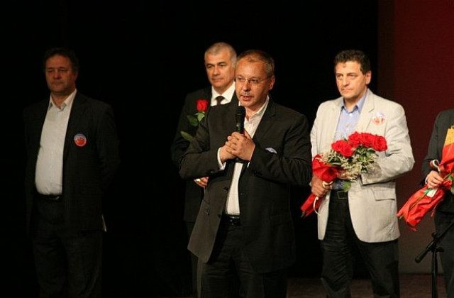 Старозагорци посрещнаха Станишев със скандирания Победа