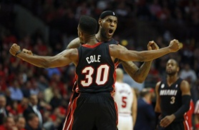 Маями спечелиха в Чикаго и вече водят в серията