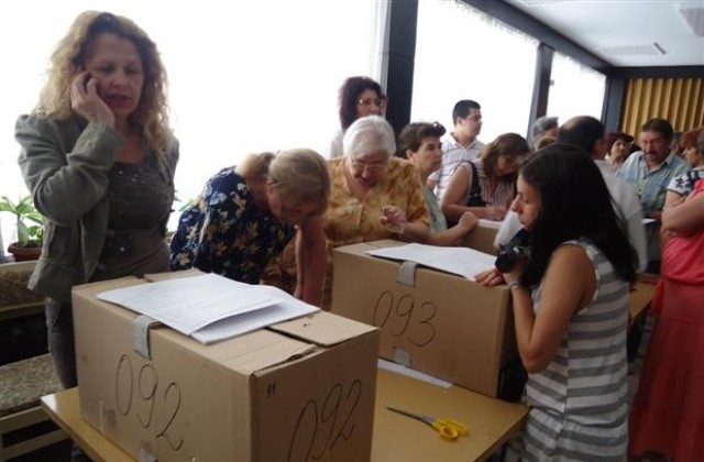 Членовете на СИК от Шумен получиха изборните материали