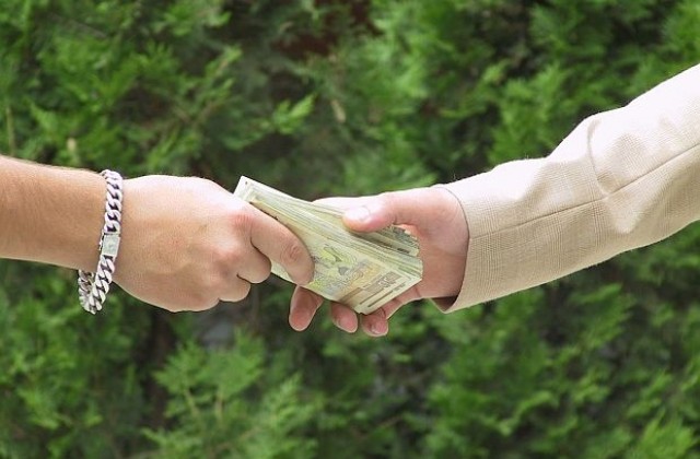 Задържаха трима души за купуване на гласове