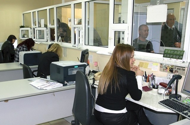 Работят звената за издаване на документи