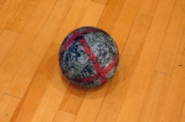 Хандбалистите на „Спартак” на крачка от финала