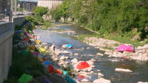 И река Янтра се облече карнавално