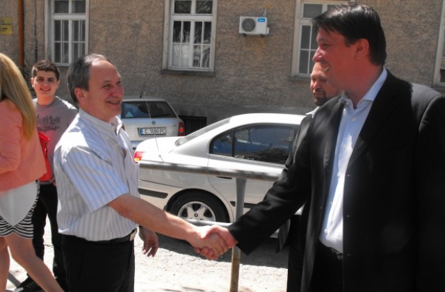 Водачите на ГЕРБ и Коалиция за България в Търговище гласуваха в една секция, по едно и също време