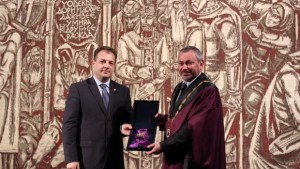 Кметът удостои ректора на ВТУ с медал Велико Търново ва