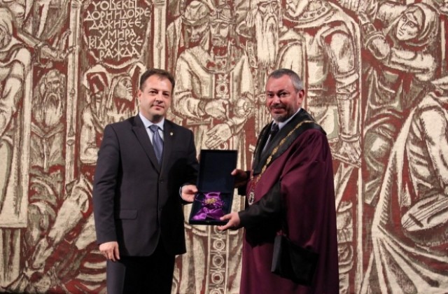 Кметът удостои ректора на ВТУ с медал Велико Търново І-ва степен