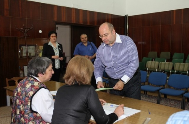 Четин Казак гласува за възстановяване на държавността и демокрацията