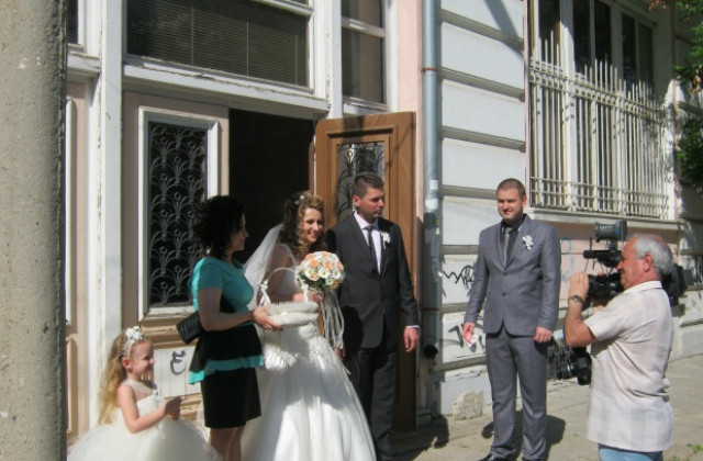 Русенска двойка сключи брак в изборния ден