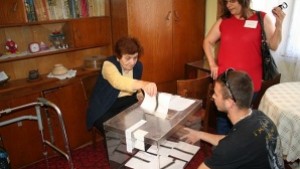 Хора с увреждания гласуват в подвижна избирателна секция