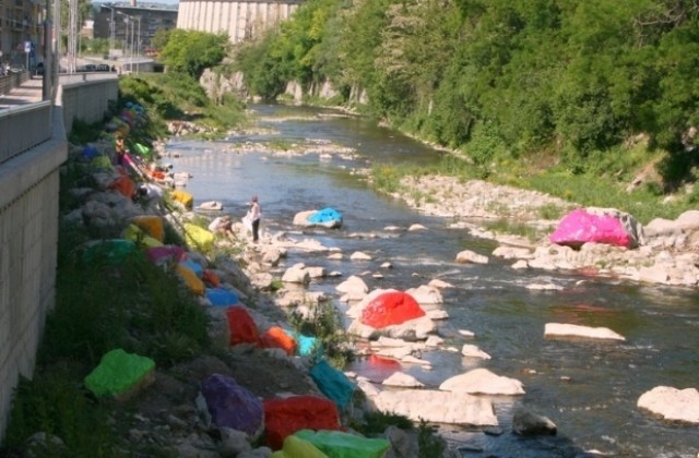 И река Янтра се облече карнавално