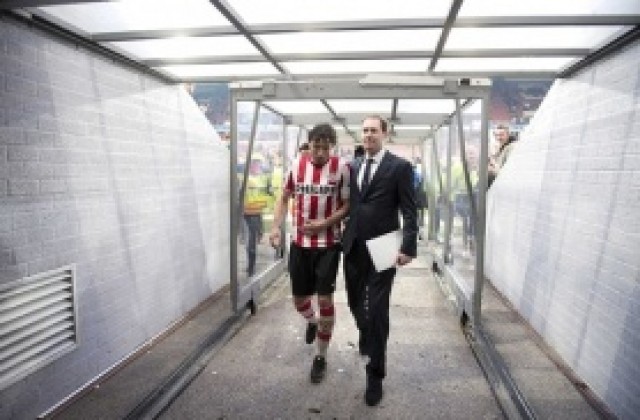 След 21 години футбол и червен картон Марк ван Бомел каза: Стига толкова