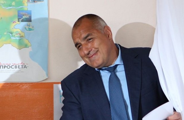 АФП: С изявите си и образ на мачо, бившият премиер застана начело на изборите