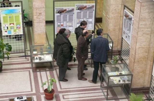 Художници-възпитаници на университета откриват изложба