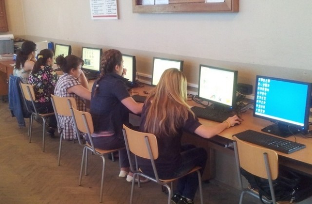 Гимназията по моден дизайн откри модерен компютърен кабинет