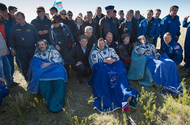 Трима астронавти се завърнаха на Земята