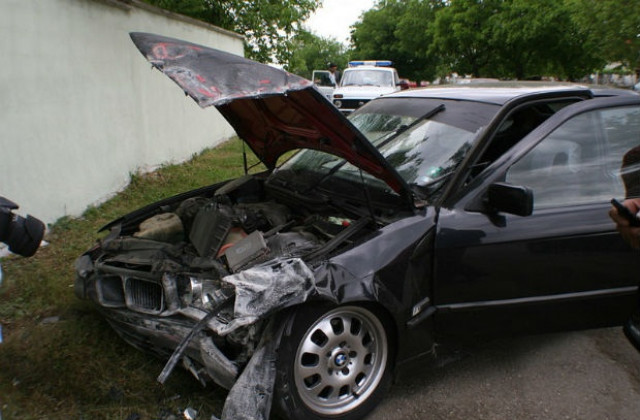 Младеж размаза колата си в бетонна ограда