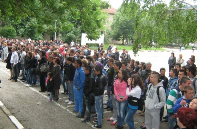 Три училища в Дупница изпратиха абитуриентите си