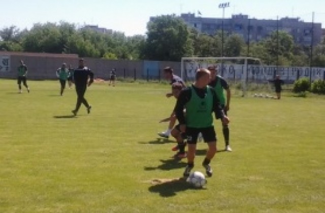 Шведа поддържа форма на Лаута, Мечечиев почна тренировки