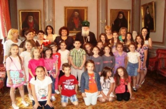 Патриарх Неофит се срещна с русенски деца, изучаващи Религия