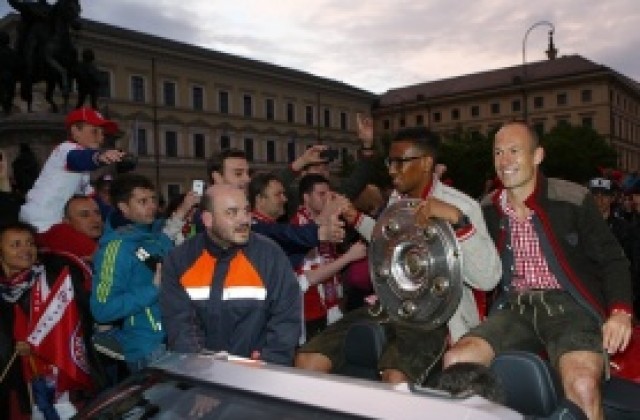 ВИДЕО: Огромни опашки пред „Алианц Арена“ за билети за финала на...“Алианц Арена“