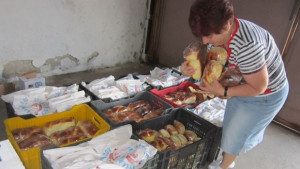 Близо 300 пакета с хранителни продукти раздадоха на нуждаещи се