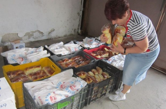 Близо 300 пакета с хранителни продукти раздадоха на нуждаещи се в Сандански