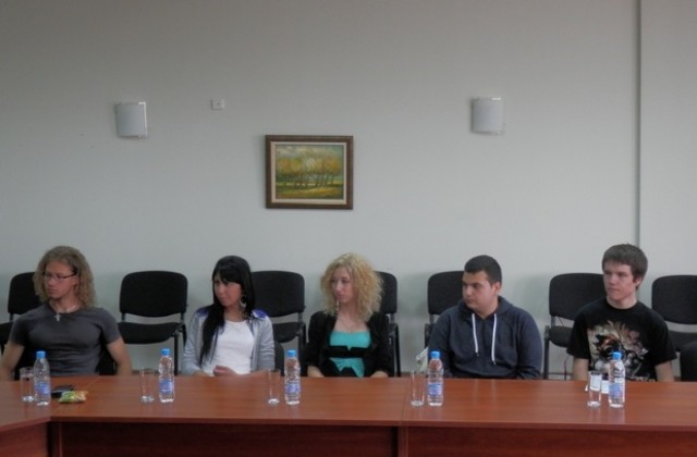 Финансова подкрепа за петима абитуриенти в Павликени