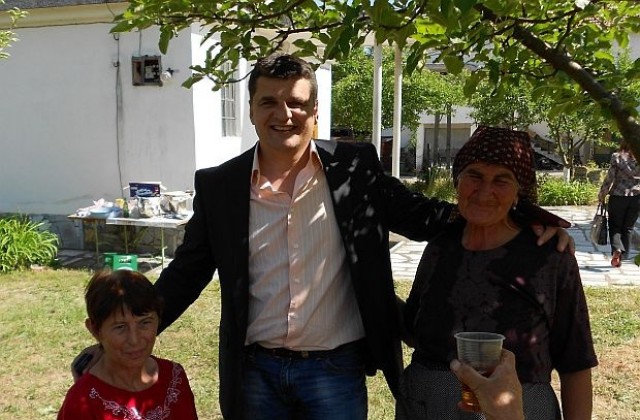 Жителите на Горна Крушица се събраха на общи трапези за летния Атанасовден