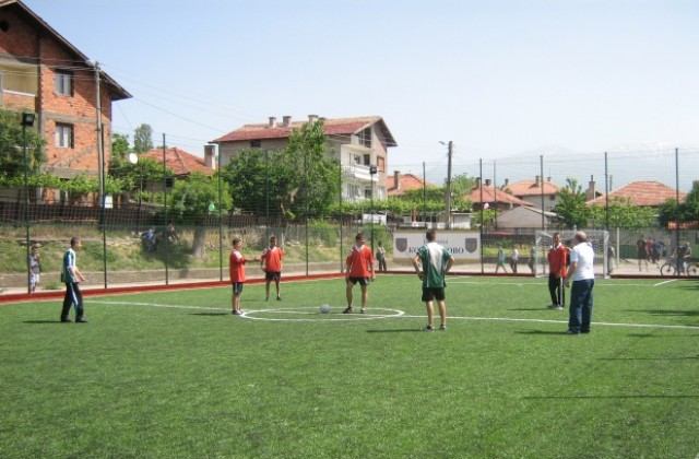 Общината инвестира в нова спортна площадка в Кочериново