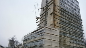 С уплаха се размина жена върху която вятърът събори част