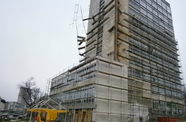 С уплаха се размина жена, върху която вятърът събори част от предпазна ограда