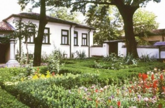 Поемата Септември ще звучи на пет езика