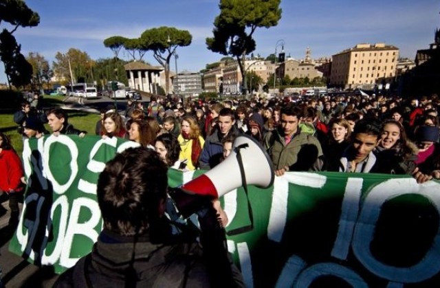 Хиляди италианци излязоха на протест срещу икономиите