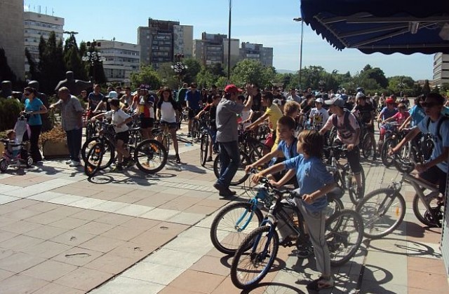 Стотици младежи се включиха във велообиколка в Благоевград