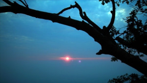 Топло с разкъсана облачност