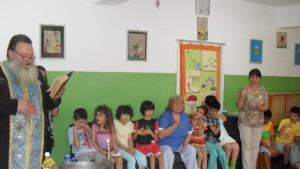 Кръстиха 41 деца от Дома в Михалци