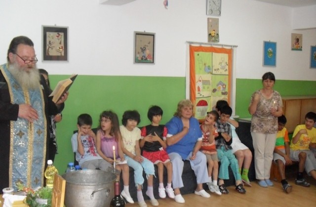 Кръстиха 41 деца от Дома в Михалци