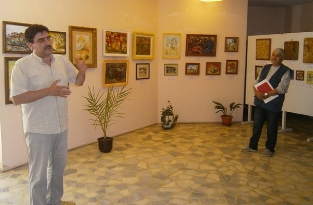 Изложба Местни неизвестни подредиха в Елена