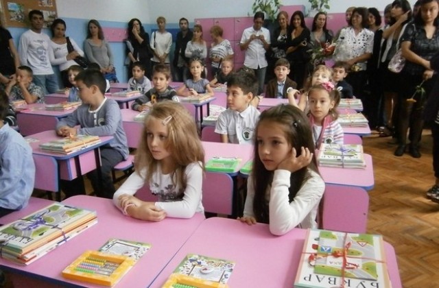 Близо 2000 първокласници в област Сливен са получили еднократна помощ