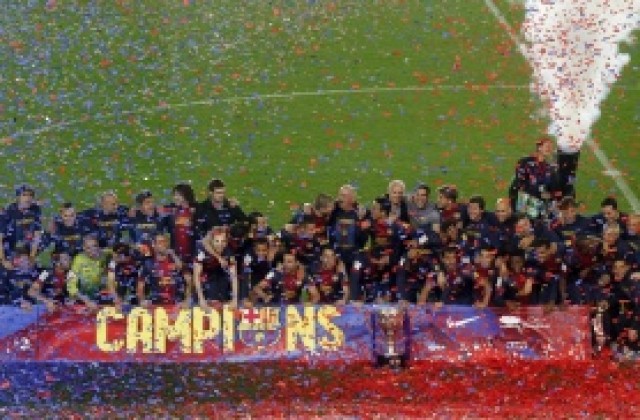 ВИДЕО: Шампионът Барса вдигна своята награда, продължава да гони 100 точки