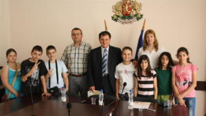 Деца гостуваха на областния управител