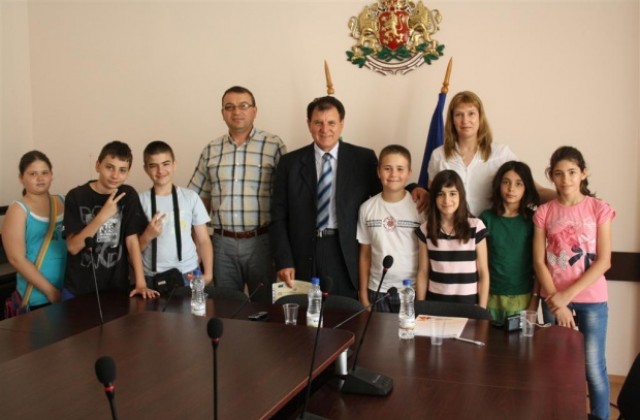 Деца гостуваха на областния управител