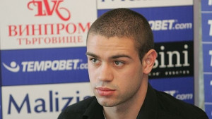 Футболен национал блъсна момиче на пешеходна пътека