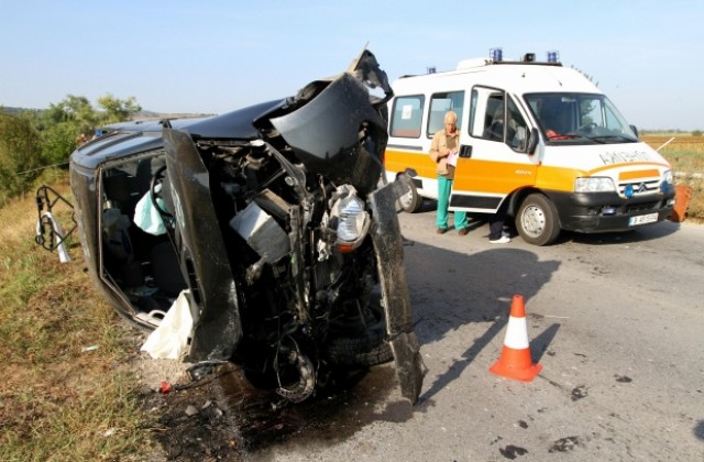 Две коли се обърнаха на магистрала „Хемус”, мъж е с опасност за живота
