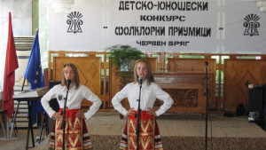 Ученици от НУ Хр Ботев взеха първите места във Фолклорни