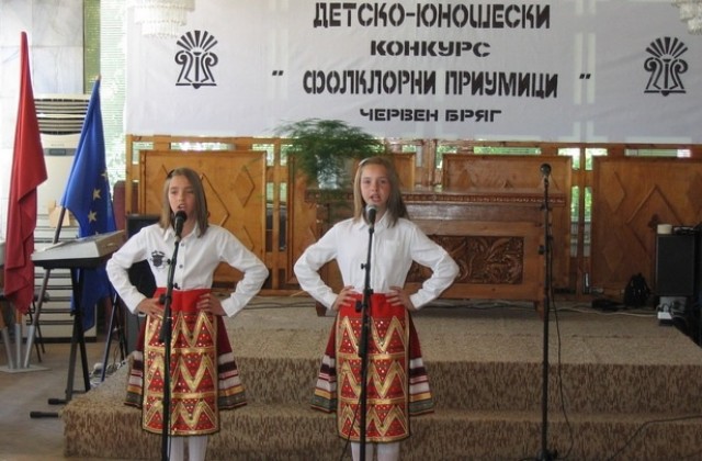 Ученици от НУХр. Ботев взеха първите места във Фолклорни приумици