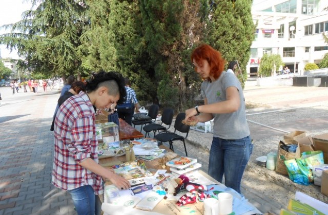 Дариха храна за питомците на Приюта за безстопанствени животни