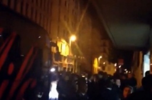 ВИДЕО: Нападнаха автобуса на Милан във Флоренция с викове Крадци