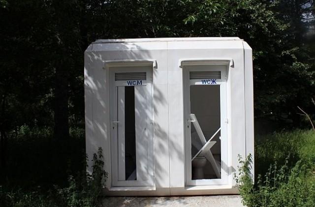 Разбиха тоалетните на Бачиново