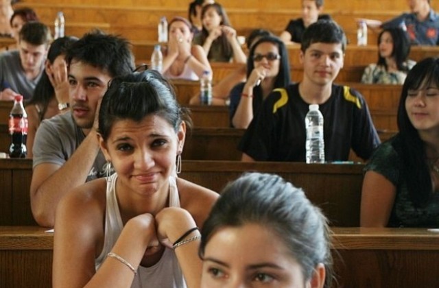 Зрелостниците писаха по Заточеници на Яворов, седмокласниците се явиха на външно оценяване